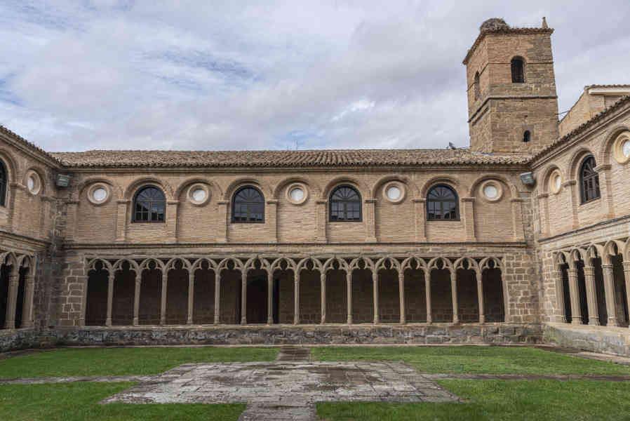 Comunidad Foral de Navarra 146 - Sangüesa - convento del Carmen - claustro.jpg